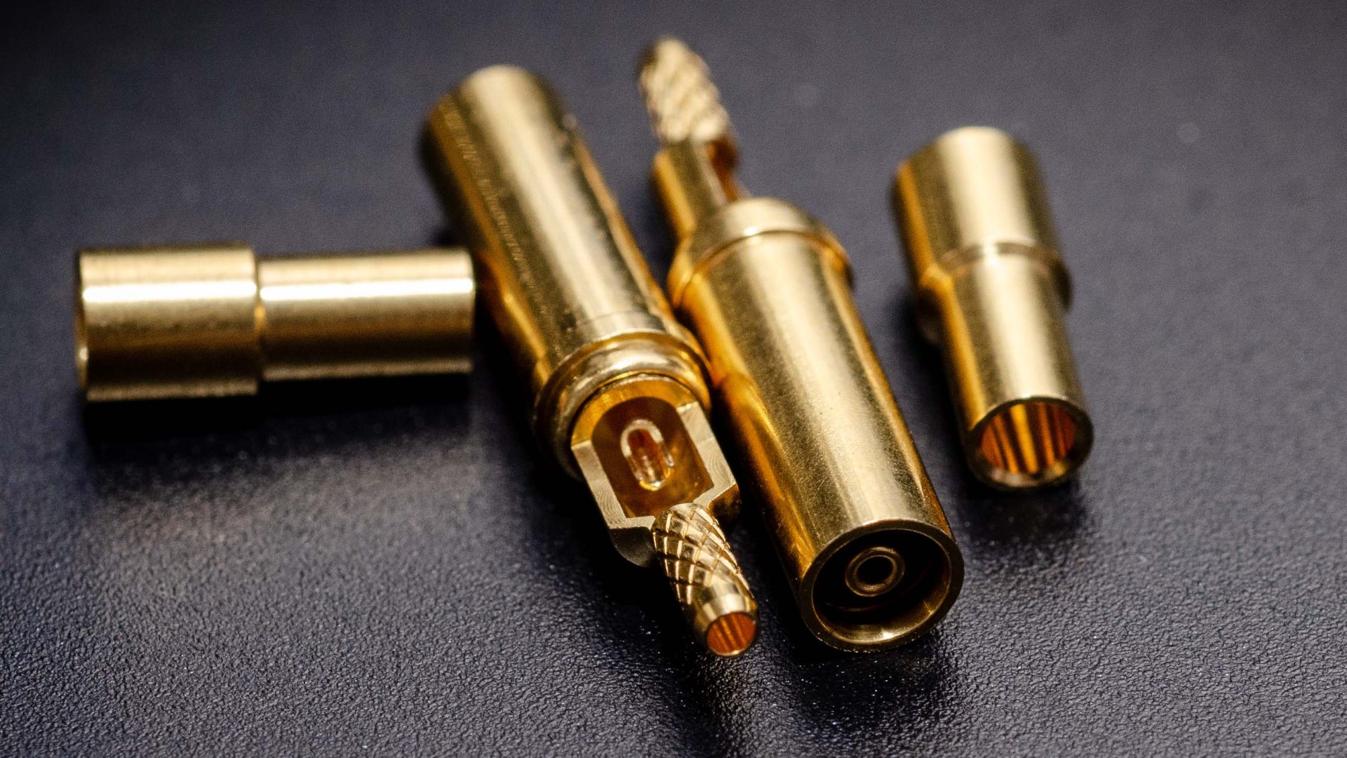 Coxial RF PIN with machined one-piece closed socket contact